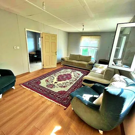 Havuz Olanagi Sunan Rahat Muestakil Bahceli Villa וילה