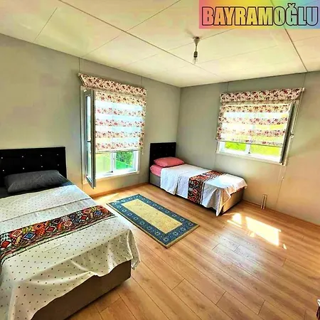 Havuz Olanagi Sunan Rahat Muestakil Bahceli Villa וילה Darıca